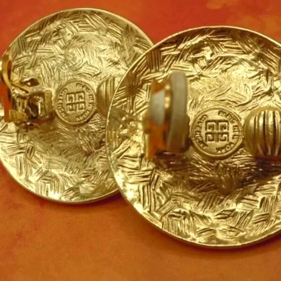 Vintage Givenchy clip on earrings with large faux pearls. - Picture 4 of 5